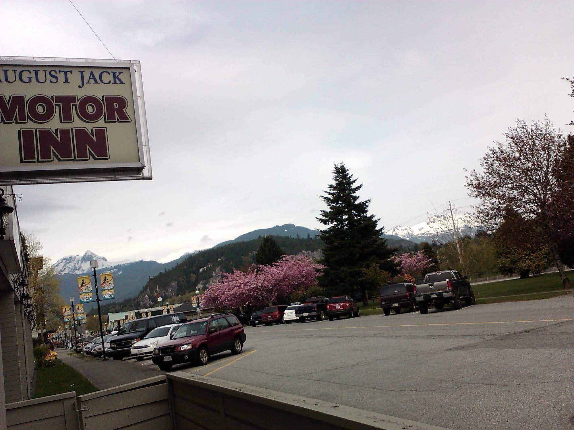August Jack Motor Inn Squamish Kültér fotó
